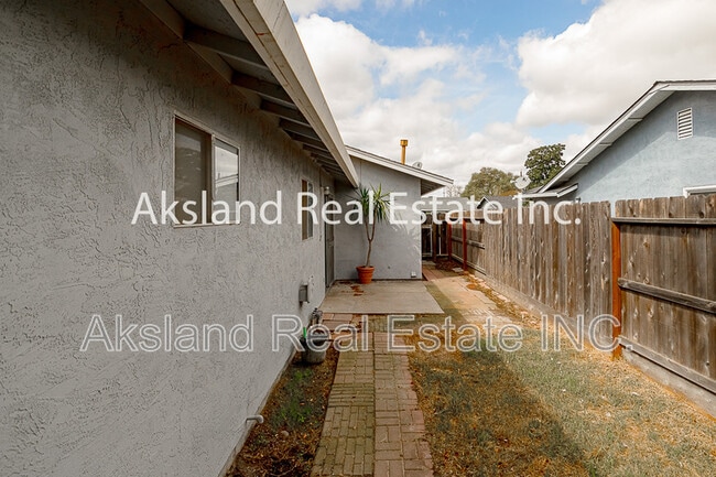 Building Photo - 354 Blossom Dr