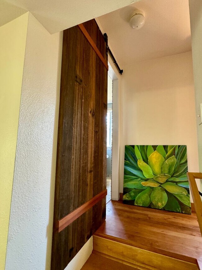 Building Photo - Absolutely Darling INDIANOLA cottage, full...