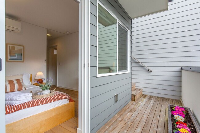 Building Photo - 628 10th Ave E