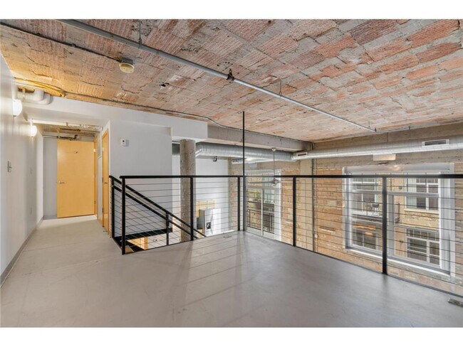 Building Photo - 521 S 7th St