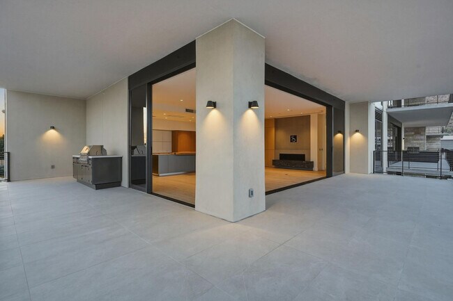 Building Photo - 4849 N Camelback Rdg Dr