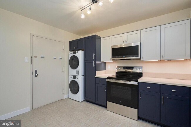 Building Photo - 1800 Old Meadow Rd