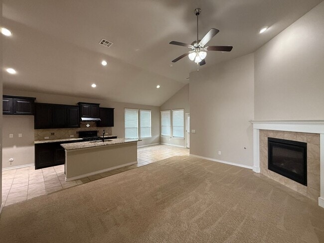 Building Photo - Beautiful 4 Bedroom Home in Mustang Schools