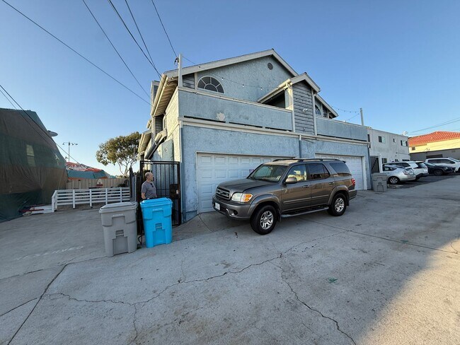 Building Photo - 1421 Felspar St