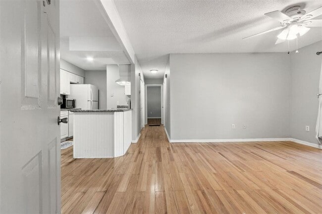 Building Photo - Charming 1BR Condo – Walk to the Beach! Fi...
