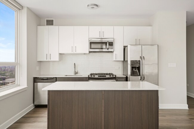 Building Photo - 750 W Adams St