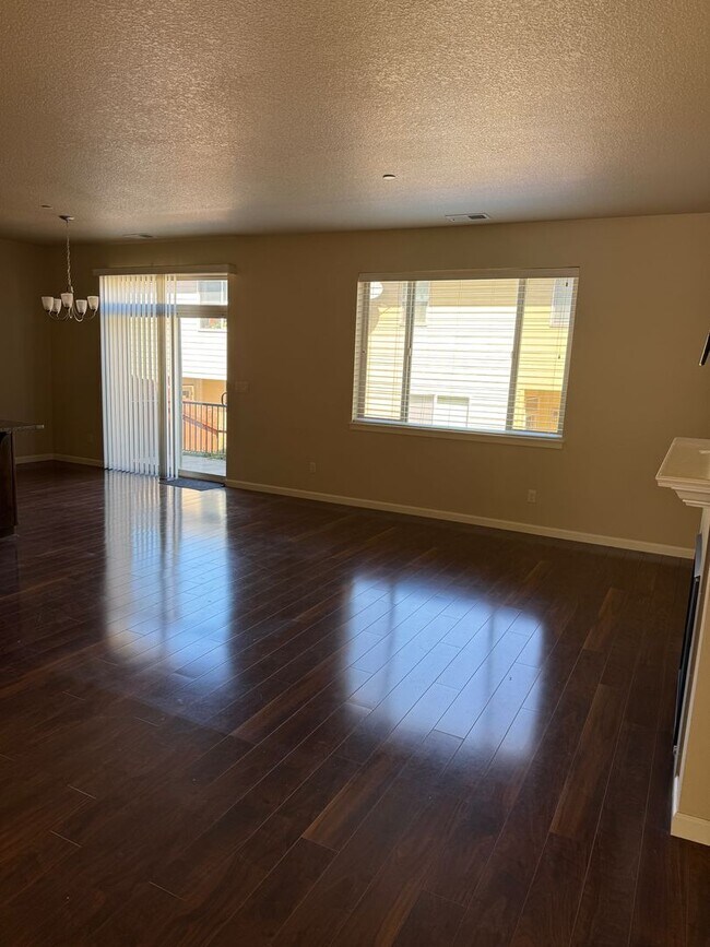 Building Photo - Amazing 3 bedroom home