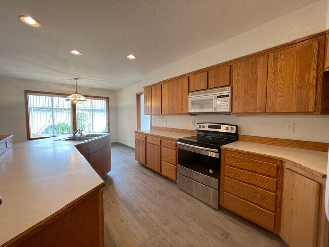 Building Photo - Available Now 3 bedroom 2 bath Hucrest home