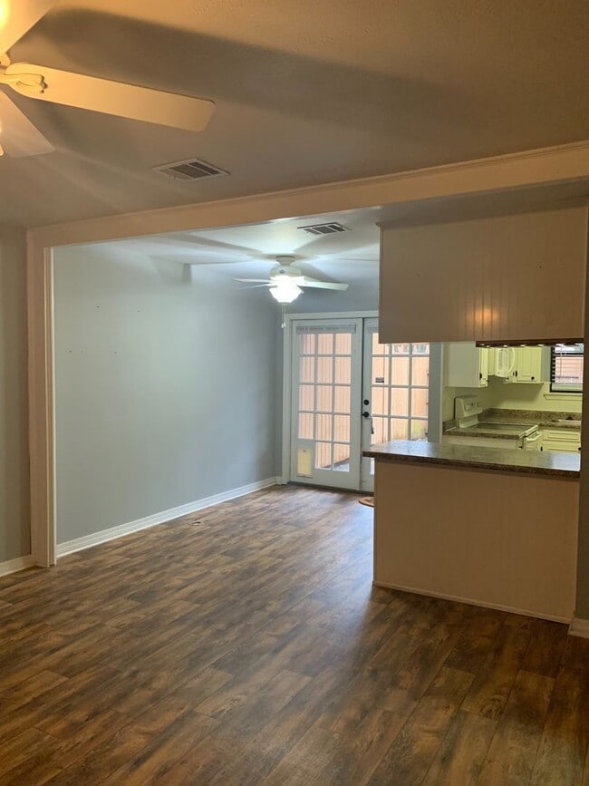 Building Photo - Beautiful Townhouse in Gated Community