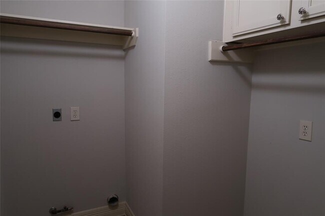 Building Photo - 1714 Oak Ridge Dr