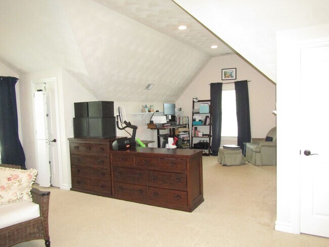 Building Photo - 2084 Kittridge Dr