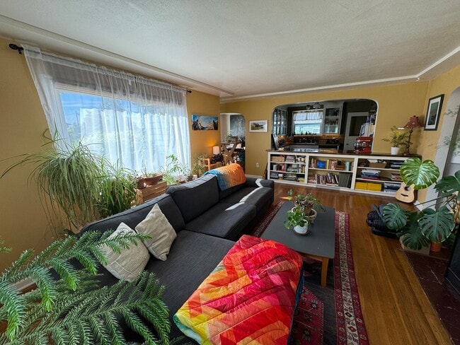 Building Photo - Spacious 2 Bedroom Home with Large Open Kitchen