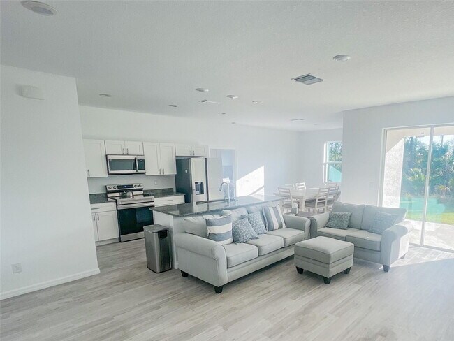 Building Photo - Gorgeous and Furnished 3/2/2 on a quiet street!
