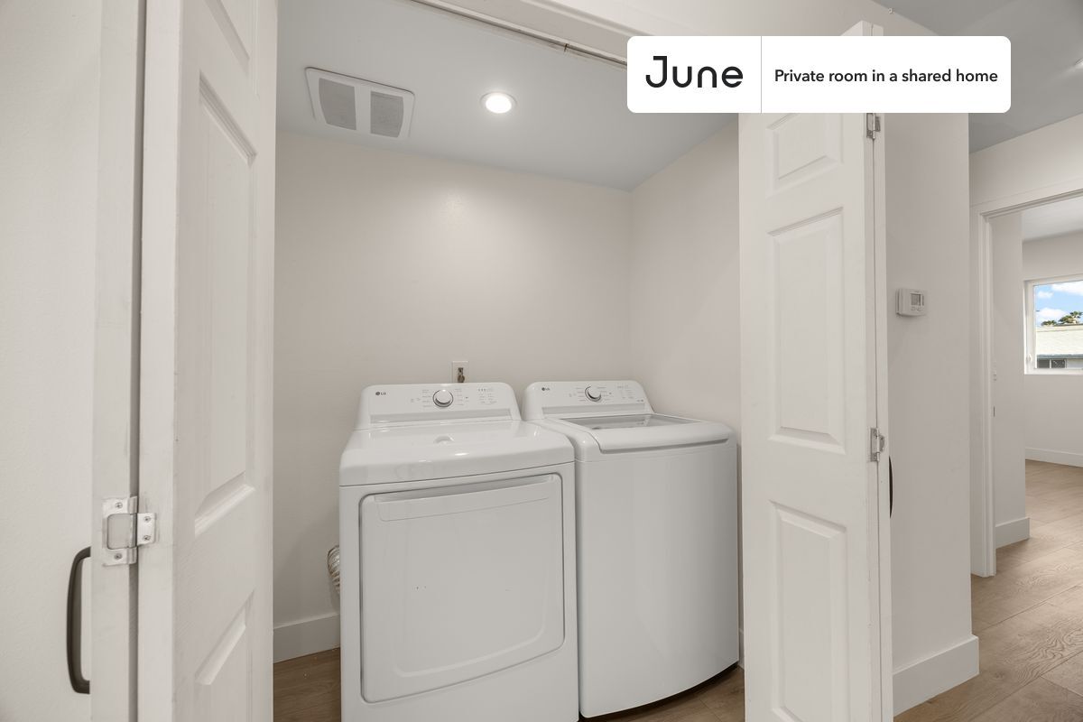 Building Photo - Private bedroom in 4 bed/4 bath Home