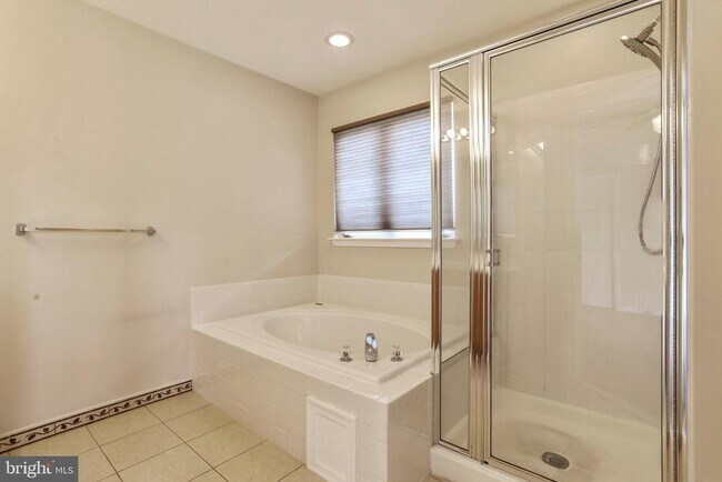 Building Photo - 8818 Papillon Dr