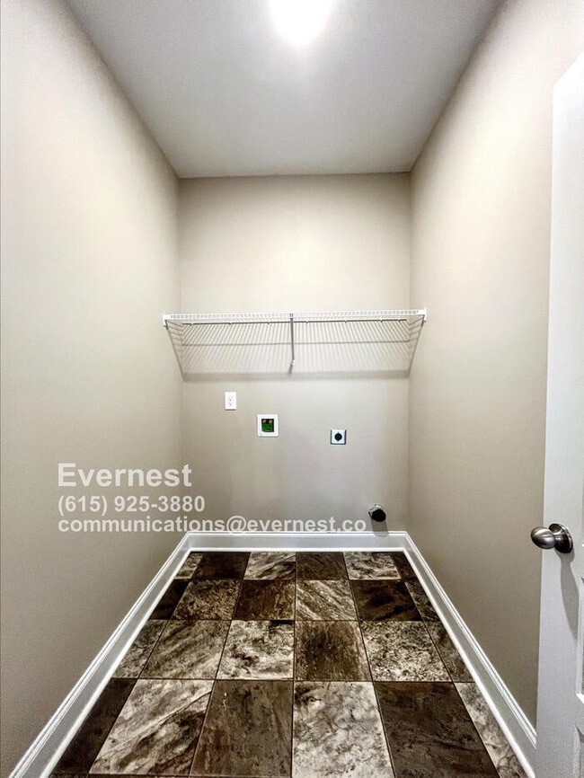 Building Photo - Spacious 4-Bedroom Home with Modern Comfor...