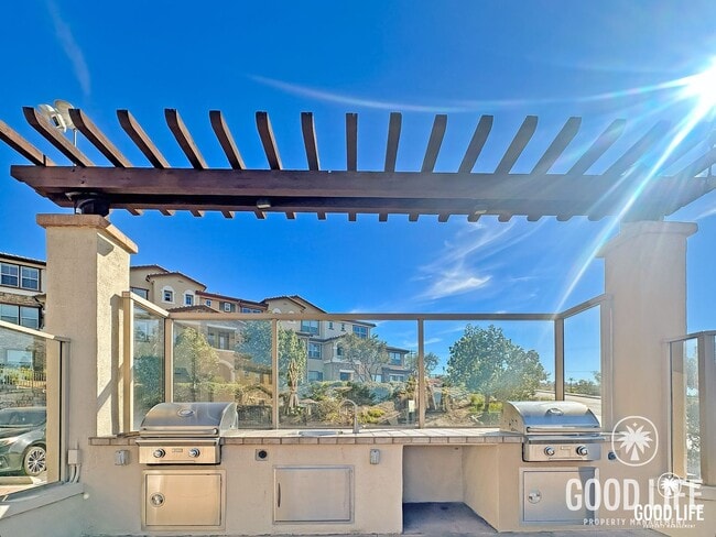 Building Photo - Great 2B/2.5BA Townhouse Available in Santee with Attached Garage & Onsite Pool, Spa, and Playgro...