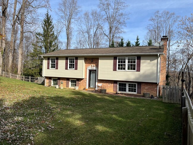 Building Photo - Lovely Country Home Close to Christiansburg