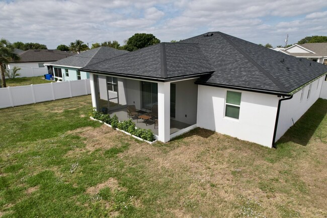 Building Photo - 409 SW Bradshaw Cir