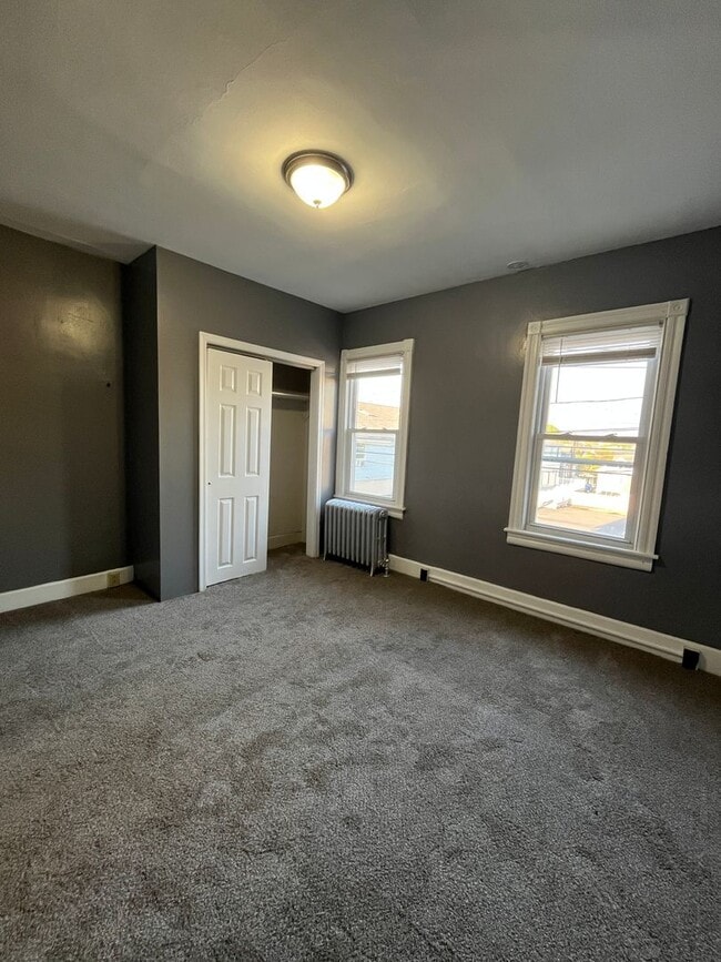 Building Photo - Charming three-bedroom row house available for rent in the desirable Nazareth