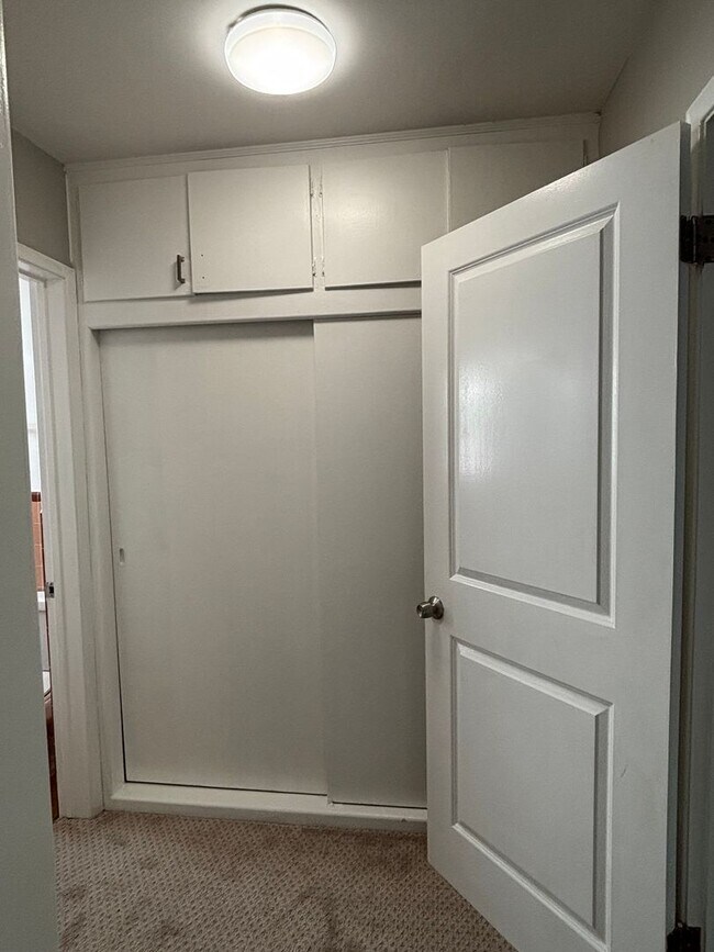Building Photo - 1 Bedroom available now!