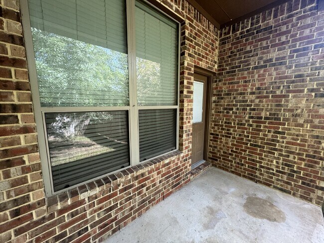 Building Photo - Move-In Special! Get $200 off your first f...