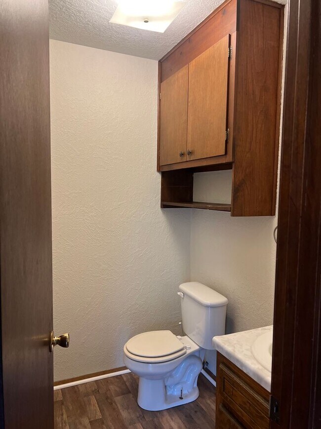 Building Photo - 2 BEDROOM 1 BATHROOM APARTMENT FOR RENT