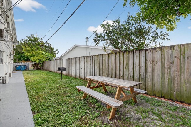 Building Photo - 1520 NE 56th St