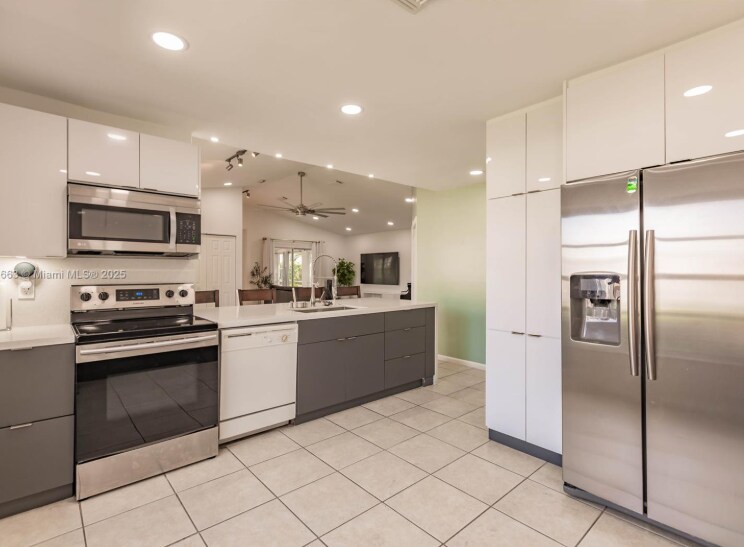 Building Photo - 2235 SE 6th Ct