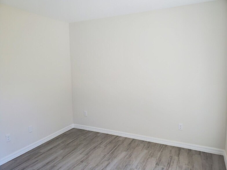 Building Photo - 3x2 Duplex Unit