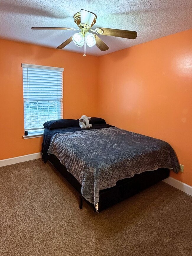 Building Photo - 4/2 with a LARGE fenced in yard!