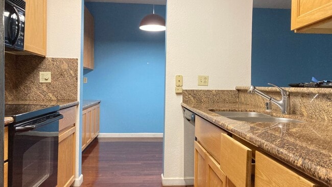 Building Photo - Large Terrace near Lake Merritt - In-unit Washer & Dryer