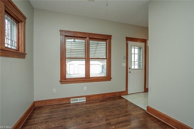 Building Photo - 1206 Edwards Ave