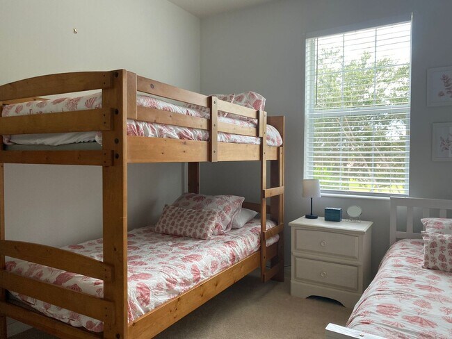 Building Photo - SEASONAL ONLY  3 bedroom, 2 1/2 bath townhome off University Parkway with water view