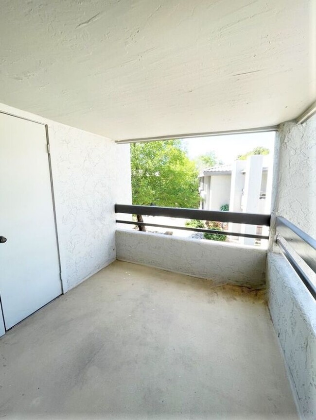 Building Photo - 2 Bedroom / 2 Bath Condo in a guard gated ...