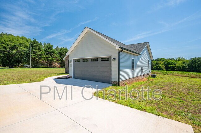 Building Photo - 2128 Chatfield Rd
