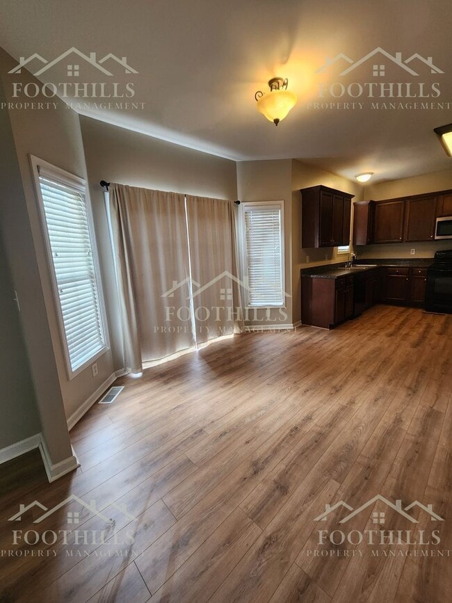 Building Photo - 6 Robert de Brus Cir