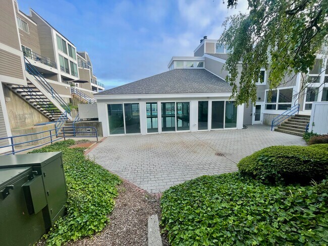 Building Photo - 10 Harbour Close