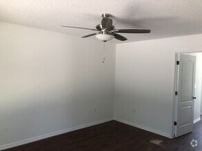 Building Photo - 3 bedroom, 2 bath, 2 car garage home on a ...