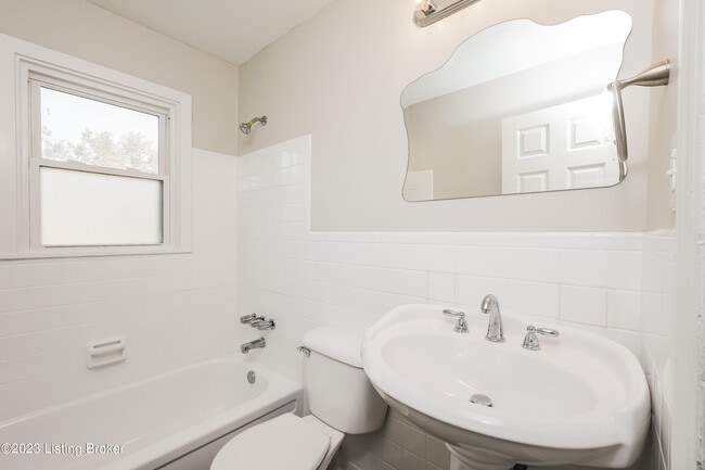 Building Photo - 215 Kim Ct