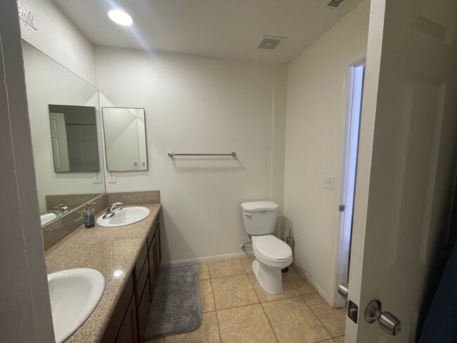 Building Photo - Large 4 Bedroom 2 bath Home in Chocolate Drop Neighborhood