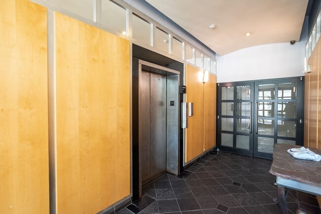 Building Photo - Modern Loft On First Hill!
