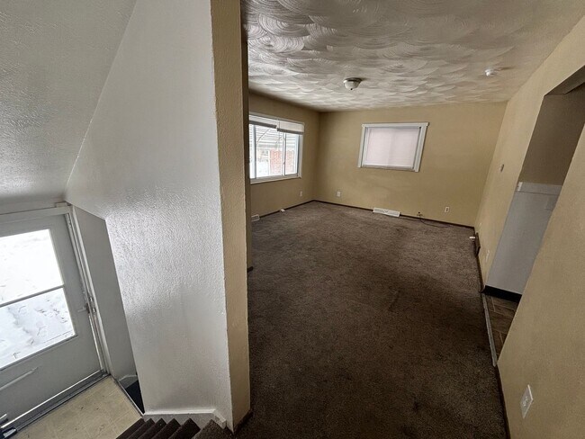 Building Photo - 3 Bedroom House