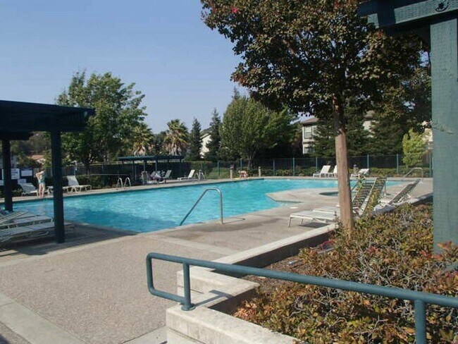 Building Photo - 557 Loch Lomond Way