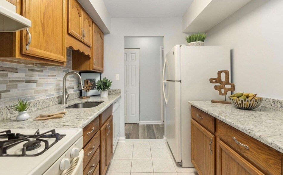 kitchen with granite counter tops - 3354 Woodburn Rd