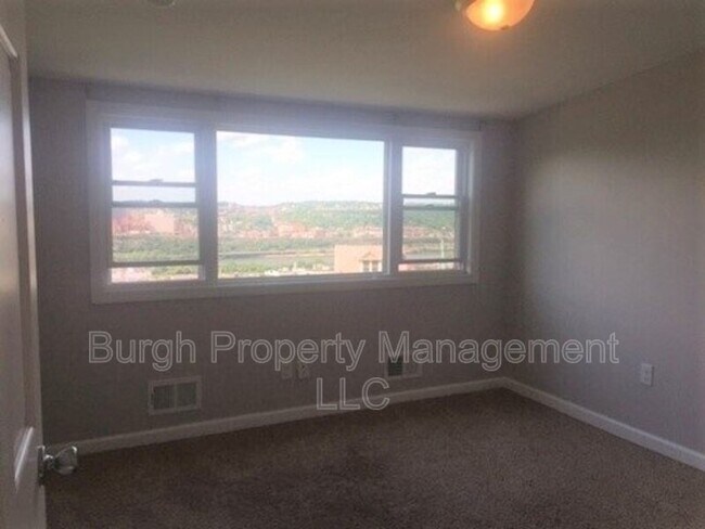 Building Photo - 6 Regina St