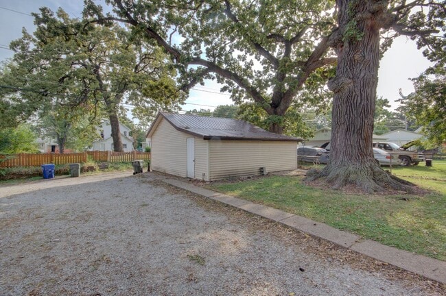 Building Photo - SL POS929