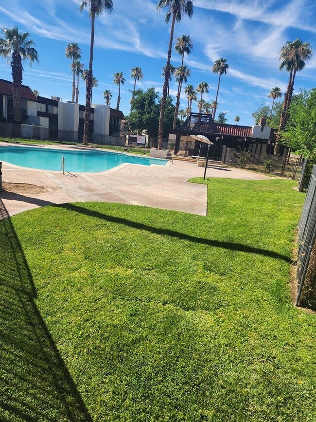 Building Photo - 3 bedroom/ 2 bath condo 1st floor condo