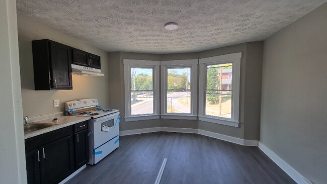 Building Photo - 916 Riverview Terrace