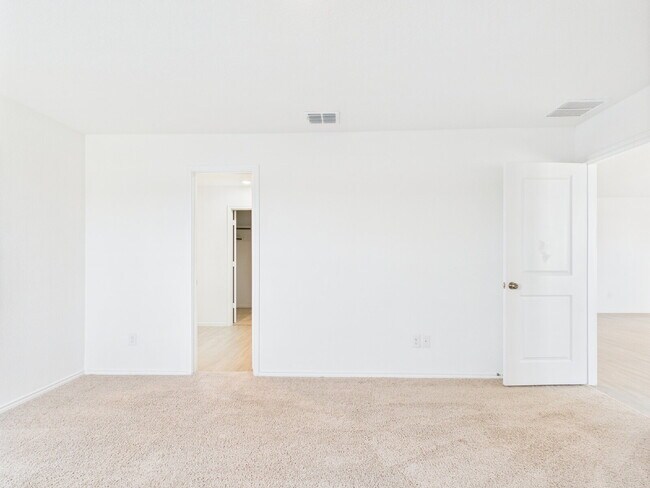 Building Photo - "Open-Concept Living in Fredericksburg"